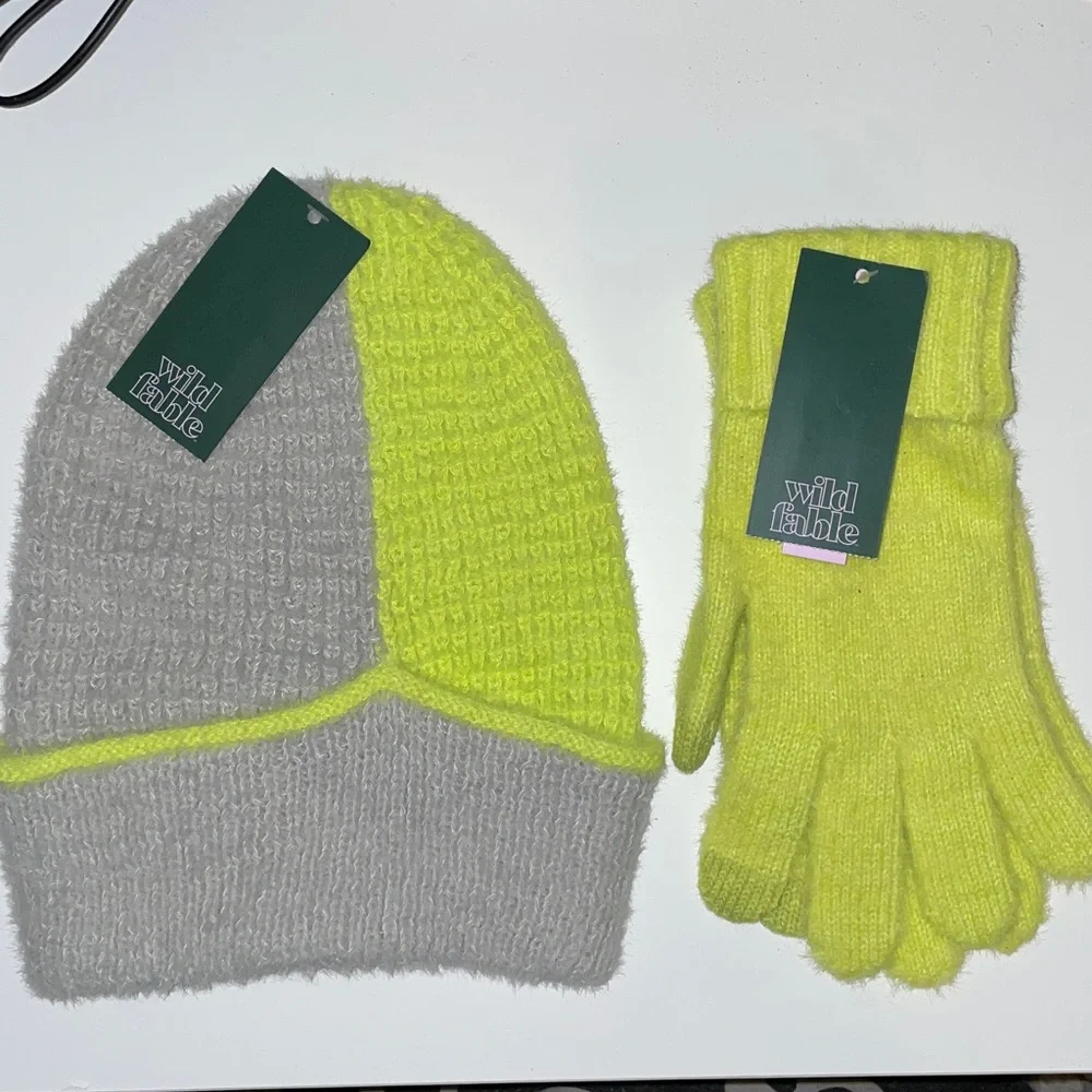 WILD FABLE HAT AND MITTENS GLOVES GRAY AND LIME GREEN NEW